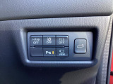 i-stopや各種安全機能のON/OFFのボタンが運転席右側に付いています。状況に応じて切替が可能です。パワーリフトゲートの開閉ボタンも付いています☆