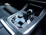 BMWの電子式シフトレバーはシンプル設計で機能的です。誤操作防止機能になっています