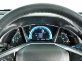視認性の良いシンプルなメーターデザインはドライバーに情報をわかりやすく伝えてくれます、