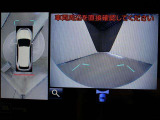 車両を上から見たような映像をナビ画面に表示するパノラミックビューモニター(左右確認サポート+シースルービュー機能付)。運転席からの目視だけでは見にくい、車両周辺の状況をリアルタイムで確認できます。