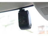 純正のフロントドライブレコーダーを装備!スマートフォン連動タイプ、駐車時録画機能も付いていて安心ですね。