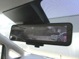 カメラの車両後方画像をフル画面表示し通常のミラーよりクリアな後方視界を確保するスマートルームミラー!アラウンドビューモニターの映像も写るので、車庫入れも安心です♪