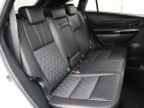 ファブリック+合成皮革(ブラック)のシートが採用されています。前後席間の間隔延長と前席シートバック形状の工夫で、ゆったりとくつろげる後席空間を確保しています。