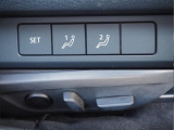 運転席はランバーサポート機能付きの電動シート。2パターンのメモリー機能も付いています。