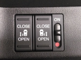 リア両側、パワースライドドア搭載!ドアハンドルを少しだけでリアドアが自動開閉します。運転席にあるスイッチで操作することもできます。