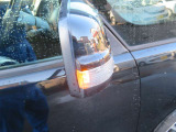 ドアウインカーミラーは点灯するとこうなります。後方のお車も安全確認しやすいです。ヒーテッドミラー付きです。寒い朝に凍った鏡を熱線があるので、溶かしてくれます。ありがたい装備です。