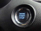 スマートキーを携帯していれば、 ドアハンドルに軽く触れるだけで開錠可能です。また、エンジンもブレーキを踏みながらスイッチを押すだけで始動できますよ