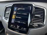 ボルボのホーム画面はわかりやすく4つの画面構成でシンプルでわかりやすい表示となっております。ケーブルを繋げるとApple Car Play android autoでの操作も可能です。