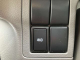 ハンドルの左横には2WD⇔4WDへの切り替えボタンがございます(^O^)