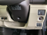 左側に高速で便利なETCがあり、また、便利な電動スライドドア、横滑りを防ぐVSAなどのスイッチは、運転席の右側、手の届きやすい位置にあります。