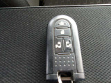キーフリーシステム搭載!スマートキーをポケットやカバンに入れておくだけでドアの施錠・開錠やエンジンスタートの操作が簡単です!