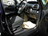 運転席は座面の上下調整が可能なシートリフター装備。