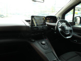 ドライビングスペース「i-Cocpit」 パネルやボタンの操作性が良く、運転に集中することができます