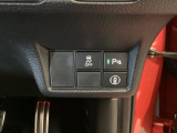 ハンドルの右側にはヘッドライトリベライザーとVSA(ABS+TCS+横滑り抑制)の解除スイッチがついています。パーキングセンサーがついているので駐車の際など、障害物に近づくと音で知らせてくれます。