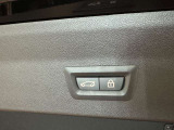 ボタン1つでリアハッチの開閉が可能です。またコンフォートアクセスが付いていれば鍵をポケットに入れた状態でキックで開閉も可能です。