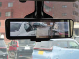 車両後方のカメラ映像をミラー面に投影します。社内の状況や天候に左右されずいつでもクリアな後方視界が得られます。