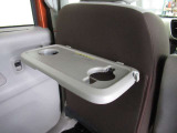 助手席シートバックテーブル(買い物フック付)カップホルダーを2個完備