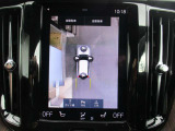 360°ビューカメラ:車両の周囲に装備されている4個のカメラ(フロントグリル、左右ドアミラー、テールゲート)を使用して、車両を真上から見下ろしている画像を作成し、センターディスプレイに表示します。
