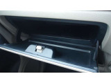 【グローブボックス】シンプルなデザインのグローブボックス。車検証などを収納しておくことが出来ます。