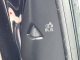 ●BLIS:ドライバーの死角を並走する車両を検出して、事故を未然に防ぐシステムです。レーダーセンサーが後方の並走車を検出すると、該当する側のドアミラー内側LEDが点灯し注意を促します。