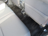 【後部座席のフロアマット】大きなスレや傷、汚れなどなく綺麗な状態のフロアマットです。