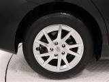 タイヤサイズは205/60R16!残り溝は5ミリ程度です!純正アルミホイール+キャップ!ホイールキャップに傷があります。
