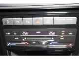 運転席と助手席の室温設定が別々にできるオートエアコン。操作しやすいタッチ式コントロールパネルを採用しています。