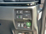 パワーテールゲートの開閉、電子パーキングブレーキ、横滑りを防ぐVSA等のスイッチ類は運転席の右側、手の届きやすい位置にあります。