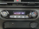 エアコンも装備されています。車内の温度を調整して、より快適にお過ごしいただけます。