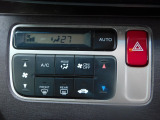 オート機能付きおオートエアコンを搭載してりますので、車内はお好みの温度で快適にお過ごし頂けます。