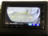 バックガイドモニター付き。車両後方の映像をナビ画面に表示し、駐車などの後退操作をサポートします。