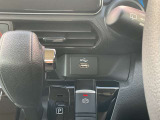 USBソケットが付いて運転中にスマホ等の充電ができます!とても便利です♪