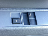 パワーウインドウのスイッチは、運転席側ドアにあります。