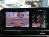 車両後方の状況をタッチスクリーンに映し出すワイドバックアイカメラを装備。