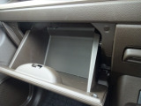 助手席側には車検証入れがぴったり入る収納ボックスがあります!