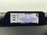 【360°ビュー・モニター】まるでクルマを真上から見下ろしたかのような視点で駐車をサポートします!クルマの斜め後ろや真横など、前後左右の4つのカメラの映像が合成されて、モニターに映し出されます。