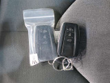 スマートキーをバッグやポケットに携帯していれば、キーを取り出すことなく、ドアの解錠・施錠ができます。