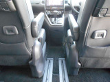 フロントシート背面には後席専用のUSB端子を完備。タブレットなどを使用できるので長距離ドライブも快適です。
