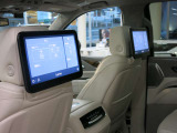 セカンドシートには後部座席ヘッドレストモニターも標準装備されリアエンターテイメントを堪能いただけます。