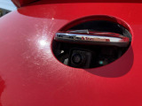 リアビューカメラはVWエンブレムをかたどったスマートなバックドアノブ内蔵型です。