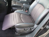 助手席シートにはオットマンがあり長時間のドライブでも快適です。