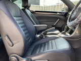ブラック基調のフルレザーシートパッケージです。運転席および助手席にはシートヒーターも装備、寒い季節には大変うれしいアイテムです。