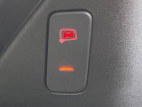 ●サイドアシスト(後方支援):走行中、ドライバーの死角の車両を検出して事故を未然に防ぐシステムです。レーダーセンサーが後方の並走車を検出すると、該当する側のドアミラー内側LEDが点灯し注意を促します。