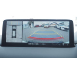 車両の前後左右に備えた計4つのカメラを活用し、車両を上方から俯瞰したようなトップビューのほかフロントビュー・リアビュー・左右サイドビューの映像をセンターディスプレイに表示する360°ビューモニター。