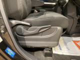 運転席には、座面部の高さが調整できるシートリフターが装備してます。どなたでも、自分好みのシートポジションで快適に運転できますよ♪