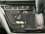 設定した温度をしっかりキープしてくれるオートエアコンで車内はいつでも快適です。タッチパネル式で凹凸がないからお掃除もラクラク♪