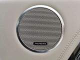 【MERIDIANシグネチャーサウンドシステム】英国の歴史あるオーディオブランド「MERIDIAN」の音響システムを搭載。車内音響を臨場感豊かに、いつものドライブを「想い出」に変えてくれます。