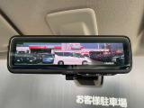 スマート・ルームミラー:車両後方のカメラ映像をミラー面に映し出すので、車内の状況や、天候などに影響されずいつでもクリアな後方視界が得られます。