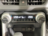 【左右独立温度コントロール式フルオートエアコン(DUAL/SYNC)】運転席側と助手席側でそれぞれ自由に温度設定ができ、快適な風量やモードなどを自動調整します!