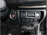 各種スイッチが集約されております。運転席から操作しやすく非常に便利ですよ。キーレスアクセス&プッシュスタート付きなので鍵をわざわざ回さなくても、エンジンの始動/停止を行うことが可能です。
